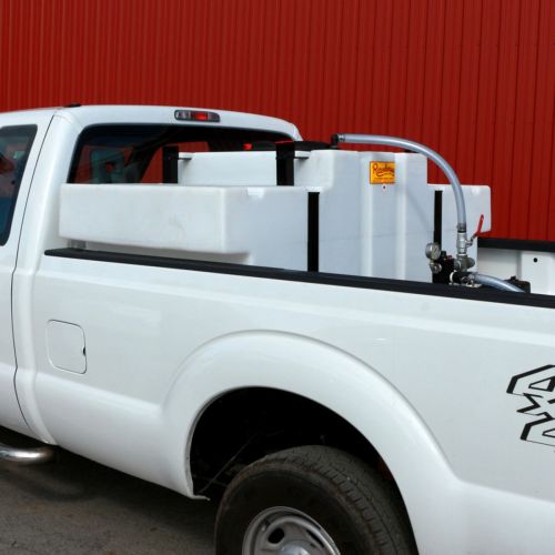 De-icing system mounted in truck bed (1140 L model shown).