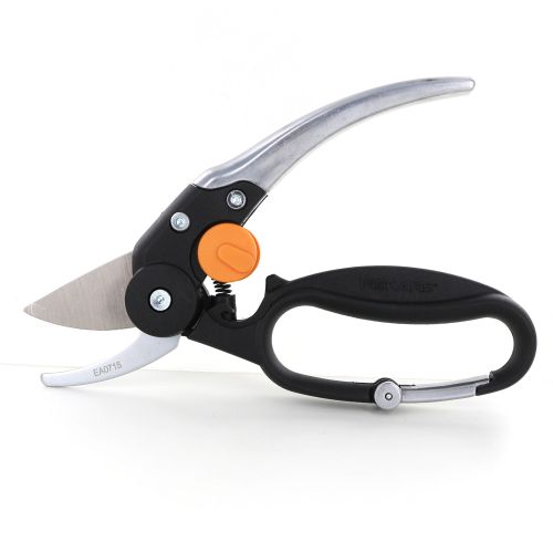 The Fiskars 9112 Bypass Pruner has a built-in metal carabiner clip for easy transport and access.