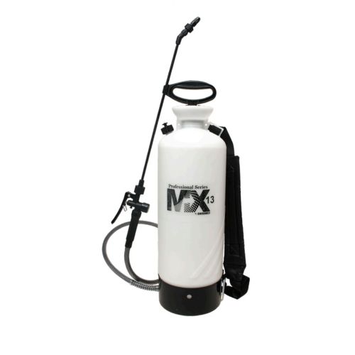 The UV-resistant tank has a capacity of 2.4 US Gallon / 9 L.